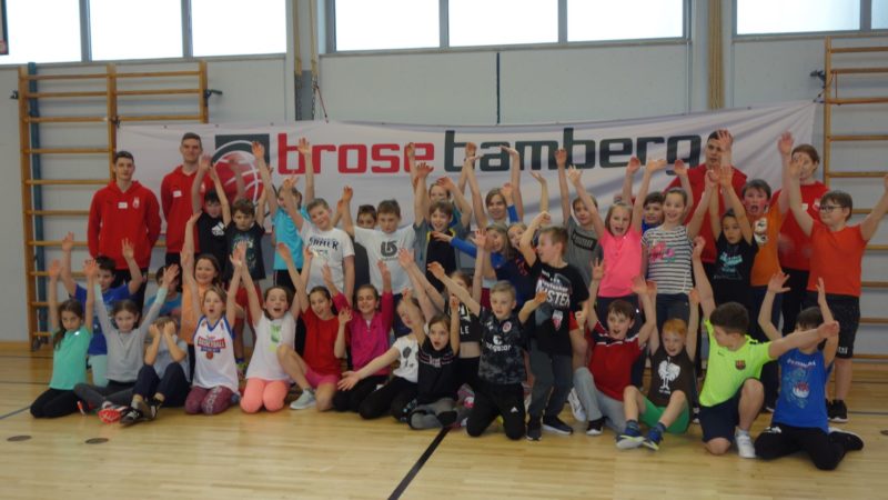 Die Brose Baskets Besuchen Die Drei-Franken-Schule In Geiselwind