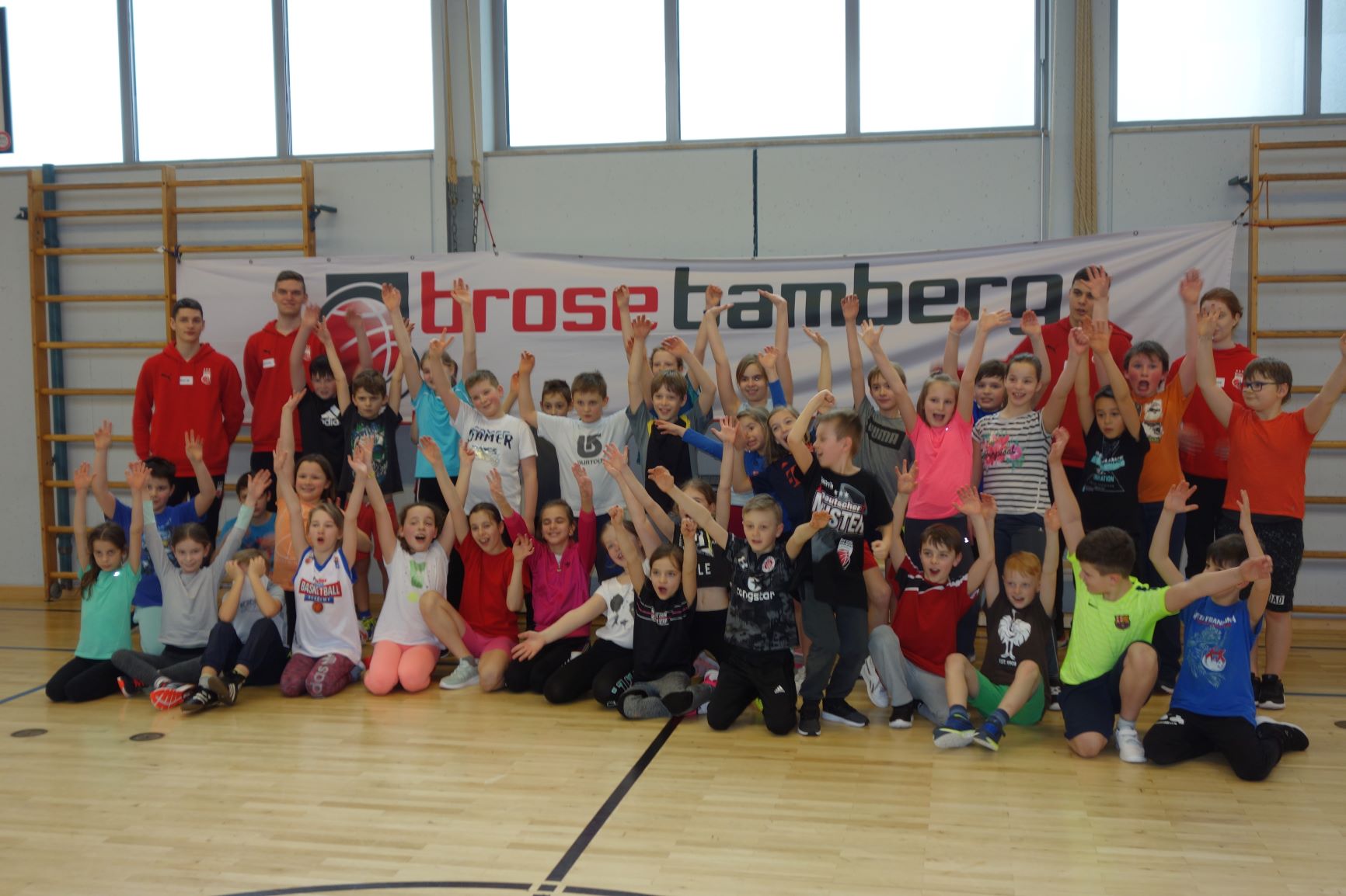 Die Brose Baskets besuchen die Drei-Franken-Schule in Geiselwind