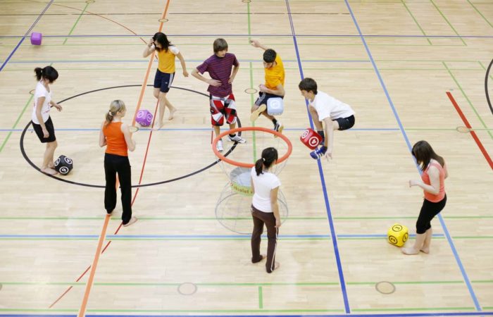 Jugendliche beim Schulsport
