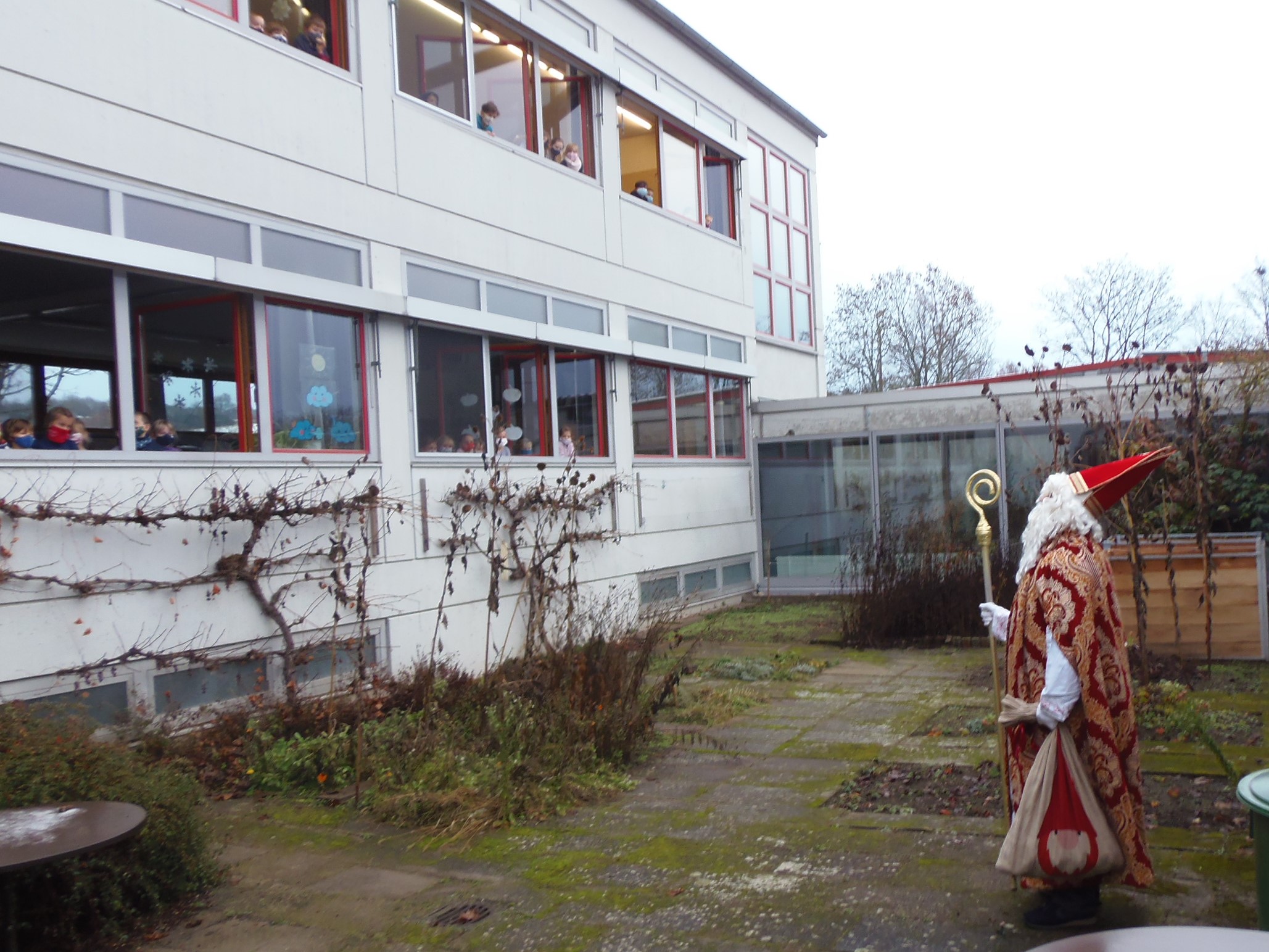 Der Nikolaus besuchte die Kinder in der Drei-Franken-Schule 2020