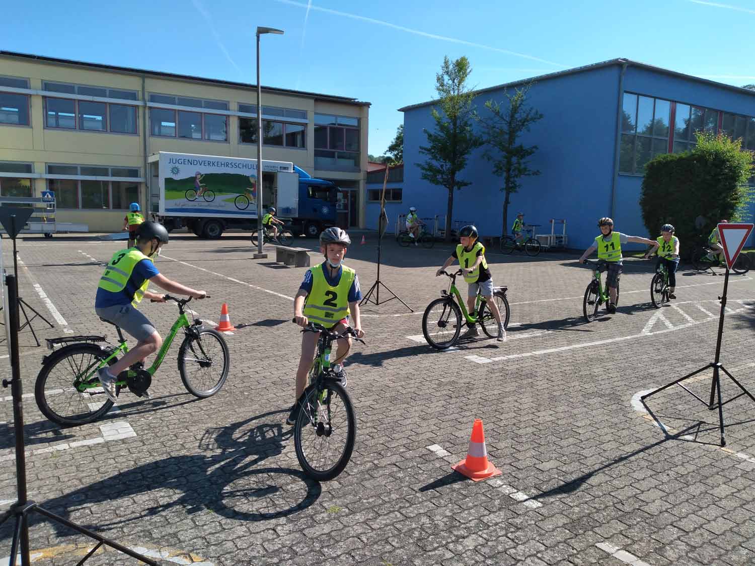 Schüler der Drei-Franken-Schule Geiselwind lernen die Verkehrsregeln
