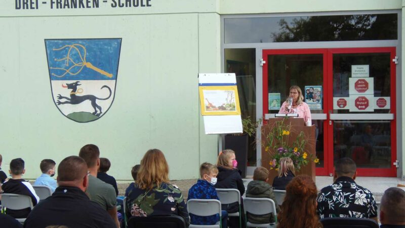 Schulleiterin Susanne Stark Begrüßt Die Eltern Und Kinder Zur Einschulung 2021