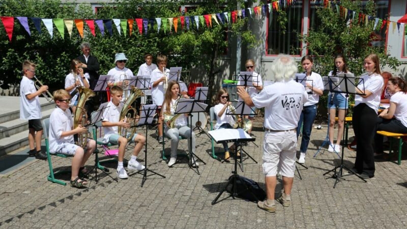 Junge Musizierende Beim Jubiläum Der Drei-Franken-Grundschule Geiselwind